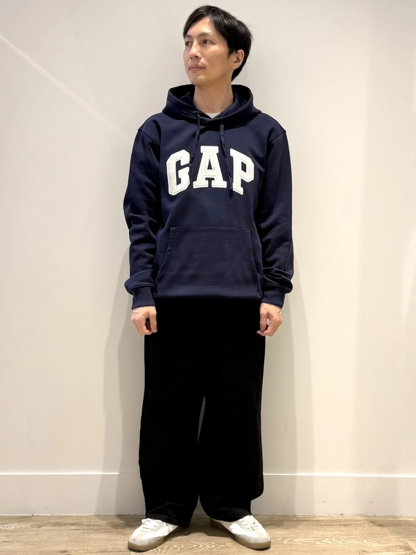 大人気！ネイビーロゴパーカーコーデ | Gap公式オンラインストア