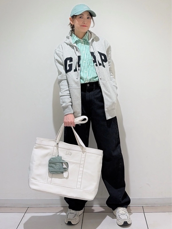 限定】桜パーカーで楽しむ親子&カップルリンクコーデ | Gap公式