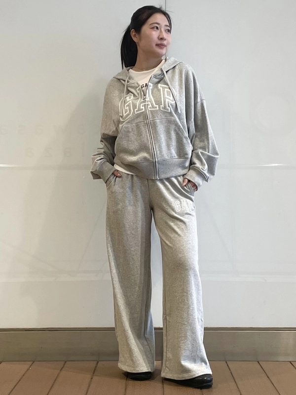 コーデセット　バックロゴジップアップトレーナー　ゆるワイドパンツ 大人気】ロゴセットアップコーデ | Gap公式オンラインストア