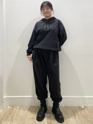 GAP ブラック パーカーとパンツセット 新作]gap定番ロゴパーカーのセットアップ！ | Gap公式オンラインストア
