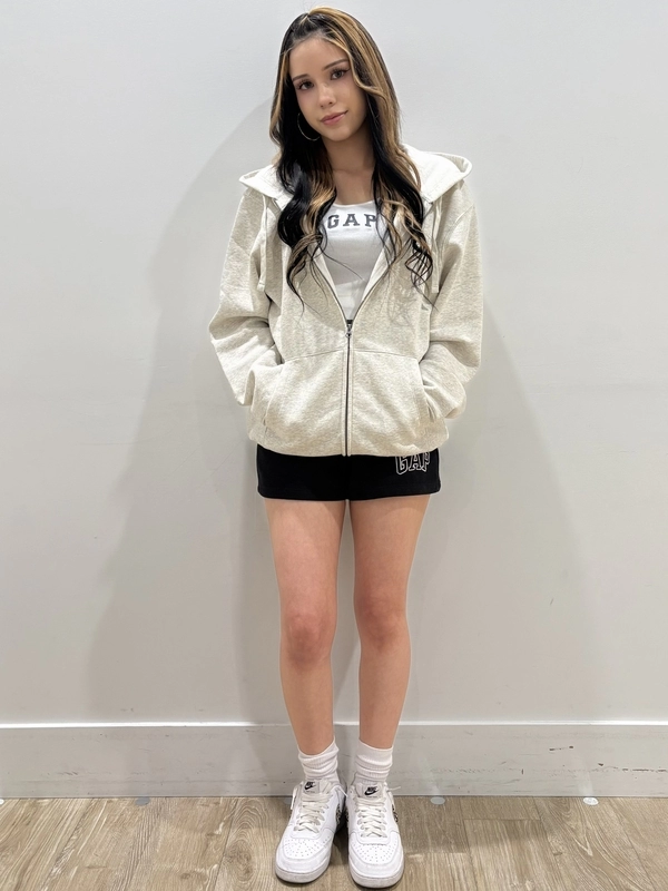 パーカーとスウェットショートパンツコーデ♡ | Gap公式オンラインストア