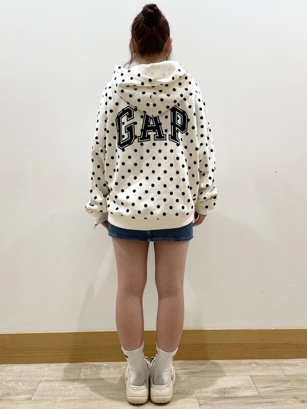 ドット柄クロップドパーカーコーデ | Gap公式オンラインストア