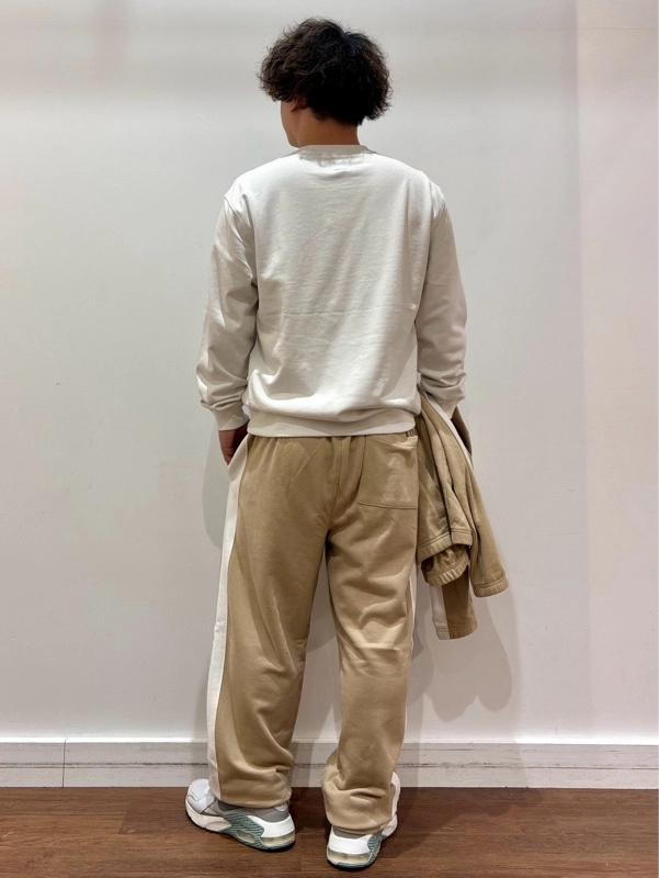 今年のトラックジャケット＆パンツセットアップコーデ』 | Gap公式