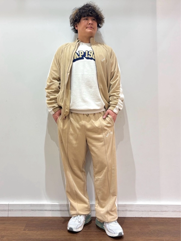 今年のトラックジャケット＆パンツセットアップコーデ』 | Gap公式