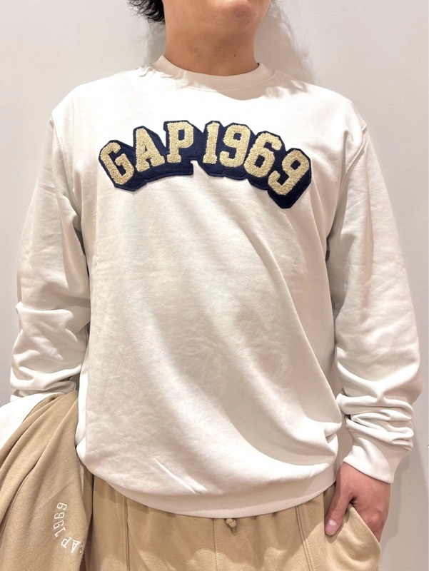 今年のトラックジャケット＆パンツセットアップコーデ』 | Gap公式