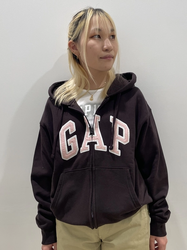 ブラウンロゴパーカーのカジュアルスタイリング◎ | Gap公式オンライン