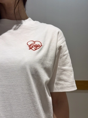 新品未使用 Katie♡ HEART LOGO long tee ハートロゴ 白 推し活にもおすすめ！】ハートロゴTシャツ | Gap公式オンラインストア
