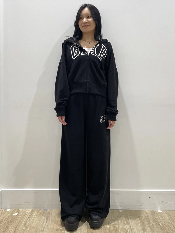 GAP セットアップ　パーカー パンツ gapビックロゴ　今だけ！最終価格 ロゴパーカーとワイドスウェットのセットアップ☆ | Gap公式オンライン