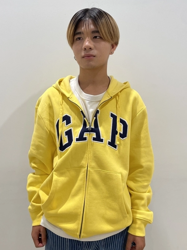 ユニセックスに人気！黄色のロゴパーカー♪ | Gap公式オンラインストア