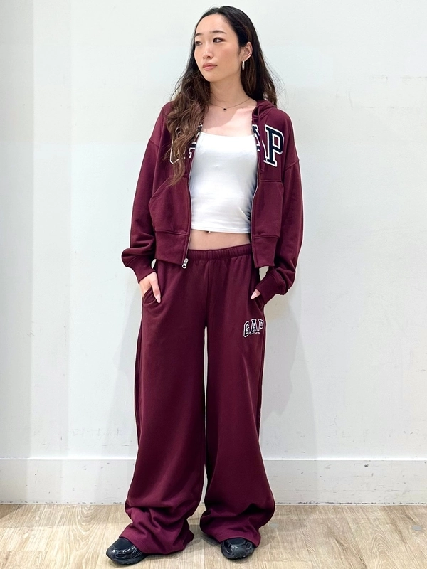 GAP セットアップ　パーカー パンツ gapビックロゴ　今だけ！最終価格 大人気！！】新作ロゴセットアップ | Gap公式オンラインストア