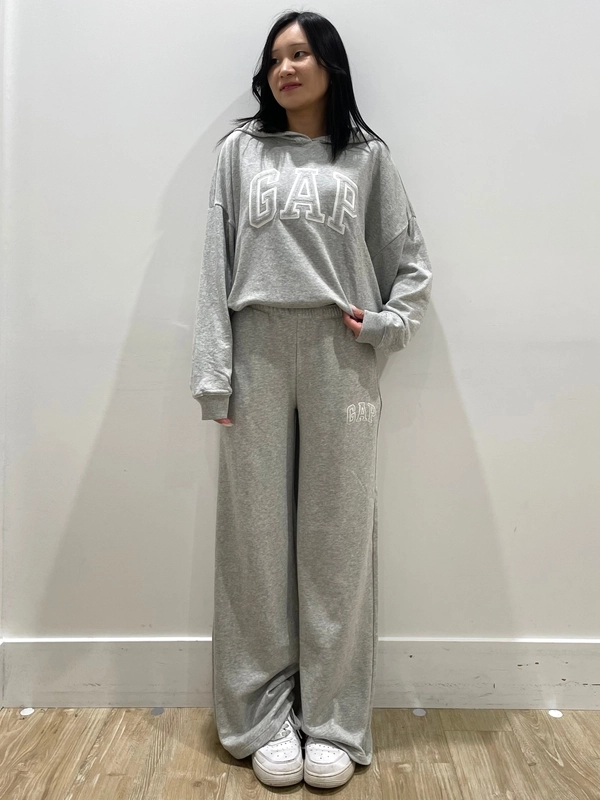 ロゴパーカーとスウェットパンツのセットアップ♪ | Gap公式オンライン
