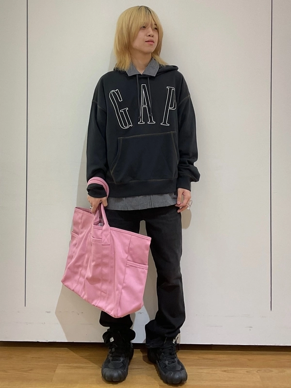 Yラインのピンクトートバッグコーデ | Gap公式オンラインストア